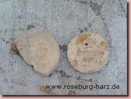 Die vorgefundenen Plaketten aus den einst vorhandenen Urnen