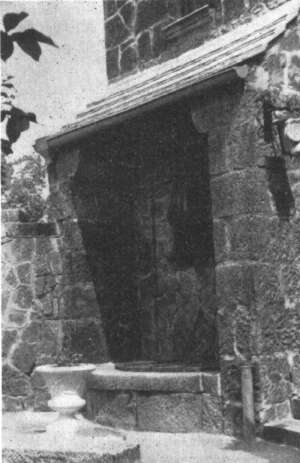 Imitierte Zisterne im kleinen Burghof