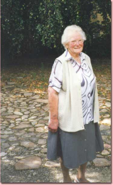 Frau Hertha Franz, im Jahre 2000 81-jährig, auf der Roseburg - ihrem Arbeitsort in den Jahren 1937/39