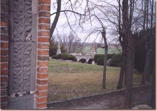 Kunst und Natur in harmonischer Einheit, so auch vom Standpunkt der Chimären-Terrasse, am Ende der Puttenalle, mit Parkblick zur Terrasse am Ende der Wasserkaskade