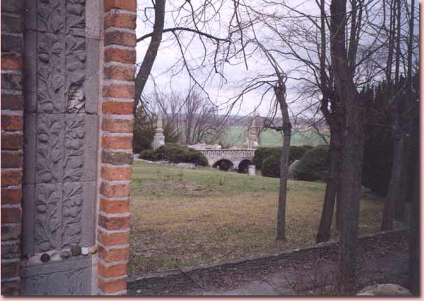 Kunst und Natur in harmonischer Einheit, so auch vom Standpunkt der Chimären-Terrasse, am Ende der Puttenalle, mit Parkblick zur Terrasse am Ende der Wasserkaskade.