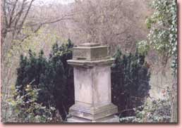 Grabdenkmal im Park, ...