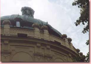 Das auffallende Kuppeldach aus Kupfer – Blickfang ist der Putten tragende Aufsatz (Attika) über dem Hauptgesims des Hauses