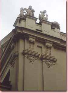 Putten und Fassadenornamente (derartige und ähnliche Schmuckfiguren kennt man bereits von Sehrings Theater-Bauten) sensibel restauriert und somit in ganzer Pracht.